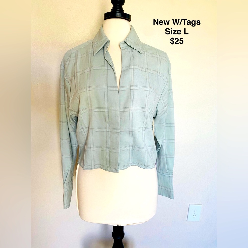 Woman’s, long sleeve, cropped, zip up top. Size Large, teal $25
